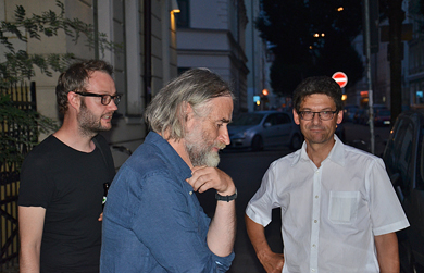 Jens Wonneberger vor dem Café und zwischen zwei Gästen