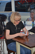 Doris Weininger beim Auspacken ihres Textes Doris Weininger beim Auspacken ihres Textes