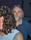 Jens Wonneberger vor dem Lesecafé und hinter einer Passantin Jens Wonneberger vor dem Lesecafé und hinter einer Passantin